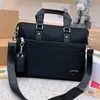 2024 Berömda skyltar Luxury Men Designer Portfölj Handväska Italien Brand Mens Canvas Crossbody Computer Bag Högkvalitativ plus gent axelväskor Handväskor Keychain