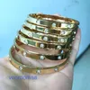 Autoreifen-Armband. Modisches Damenarmband mit Diamanteinlage, modisch und vielseitig, Edelstahl, oval, innen hell, 18 Karat Gold, mit Originalverpackung