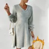 Robes décontractées Femmes Robe à col en V Confortable en peluche Col en V Hiver pour femmes avec ourlet en ligne à manches longues pour un confort de chaleur au genou longueur midi