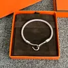 Célèbre marque de bijoux pour femme, bracelet en cuir de luxe avec boucle classique, matériau en laiton, plusieurs couleurs, bracelets à breloques exquis, cadeau de mode pour sœur