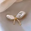 Broches imitação elegante irregular pérola bowknot arco para mulheres feminino doce bling cristal strass broche pino festa jóias