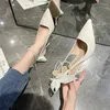 Robe chaussures Stiletto blanc fête mariage femmes sexy bout pointu chaîne perle femme bureau dame élégant ruban tenis feminino 2024