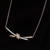 Halskette mit Anhänger aus V-Goldmaterial, Knotenform, mit Diamant oder ohne, für Frauen, Verlobungsschmuck, Geschenk mit Stempel, Velet-Tasche PS4013266r