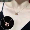 LuxuryDesigner Gioielli moda rete rossa doppio anello collana in acciaio al titanio catena da donna con clavicola che non sbiadisce versatile ed elegante regalo di gioielli con ciondolo