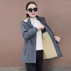 Kadın Trençkotları Sonbahar ve Kış Moda Kuzu Kuzgun Rüzgar Yasağı, Kapüşonlu Slim Ceket'in Uzun Koreli Versiyonunda Kadınsı Mizaç