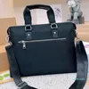 2024 Berömda skyltar Luxury Men Designer Portfölj Handväska Italien Brand Mens Canvas Crossbody Computer Bag Högkvalitativ plus gent axelväskor Handväskor Keychain