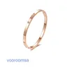 Hoogwaardige editie-armband Lichte luxe autobanden Netto Red Hot Selling 18k Rose Gold Titanium Staal Vrouwen houden van dezelfde stijl Kaart Familiepaar met originele doos