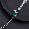 Europa Amerika Mode Stijl Trainer Strass Ketting Heren Dame Dames Zilverkleurig Metaal Gegraveerde Letter V Groene Diamant Sneaker Charm M01388