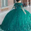 2024 짙은 녹색 섹시 Quinceanera 드레스 스팽글 레이스 아플리케 크리스탈 구슬 얇은 명주 그릇 손으로 만든 꽃 플러스 형식 파티 댄스 파티 이브닝 ​​가운 케이프