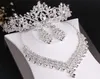 Set di tre pezzi di orecchini con collana e corona nuziale per la sposa, set di gioielli in cristallo bianco di design, copricapo artigianali pregiati fatti a mano6877367