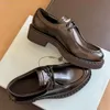 Svart patentläderplattform Loafers runda tår glid-on skor för kvinnor designers triangel låg häl plack sko luxe lounge lägenheter