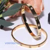 Trend moda wszechstronna biżuteria Dobra ładna bransoletka opon samochodowych Full Sky Star Rose Gold Card Strona domowa Kobieta Diamentowa para tytanowa z oryginalnym pudełkiem