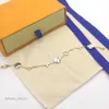 braccialetti braccialetto di design da donna piccolo fiore lettera rosa piatto braccialetto con fascino da donna moda di alta qualità personalizza gioielli di lusso per ragazza regalo con scatola