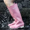 Casual Thick Sole Anti Slip Ladies vandringsstövlar Vintermode Kvinnor Rainboots High Ankle Waterproof Dåliga flickor Rain Shoes 240102