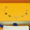 braccialetti braccialetto di design da donna piccolo fiore lettera rosa piatto braccialetto con fascino da donna moda di alta qualità personalizza gioielli di lusso per ragazza regalo con scatola