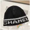 Designer chan stickad hatt för kvinnors hattar ch beanies 22k ny svart rand brev stickad tråd stickad kall hatt gz1d