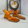 Chinelos de dedo quadrado em cunha PVC Slip-on Slides Sandálias de couro de bezerro Mules para mulheres Sapatos de grife Calçados de fábrica com chinelos de caixa