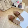 Taille 35-42 Femme Hommes Pantoufles Chaussures Casual Summer Beach Sandale Cuir Sandale à talon plat Sliders Luxurys Designer Voyage Maison Slipper Outdoor Slides Mules avec boîte