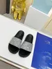 2024 AA Quality Designer Women's Sexy Luxury Slippers Platform Leisure Summer Wide Flat Beach Sandaler Storlek 35-42 med låda och dammväska 35-41