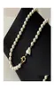 Chokers berömda brittiska designer Pearl Necklace Choker Chain Letterv Pendant 18K Guldpläterad 925 Sier Titanium Jewelry for Women Me7041775