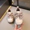 Stivali Bambini Ragazze Scarpe in pelle Fiocco floreale antiscivolo 2024 Primavera e autunno Hook Loop Dolce principessa Mocassini casual Bambini PU