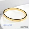 Bracelet de créateur de luxe populaire pour pneus de voiture, même acier titane, dix boucles complètes, bracelet de couple, lumière rouge Internet et haut de gamme avec boîte d'origine