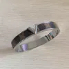3 couleurs de haute qualité en acier titane véritable bracelet en cuir femmes aiment les bracelets de créateurs bracelets de fleurs à quatre feuilles V lettre mode J237V