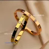 Pulsera de edición de alta calidad Neumáticos de automóvil de lujo ligeros Familia de oro rosa de 18 quilates Mujer Incolora Diamante completo Un clavo Pareja Acero de titanio mezclado con caja original