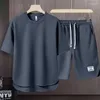 メンズトラックスーツ韓国ファッションワッフル2ピースセット夏の短袖Tシャツとショートパンツルーズセットメンデザイナー服