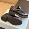 Svart patentläderplattform Loafers runda tår glid-on skor för kvinnor designers triangel låg häl plack sko luxe lounge lägenheter