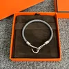 Célèbre marque de bijoux pour femme, bracelet en cuir de luxe avec boucle classique, matériau en laiton, plusieurs couleurs, bracelets à breloques exquis, cadeau de mode pour sœur