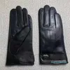 Män fårskinn handskar designer cape svart handske vinter varma plysch gants klassiker guanto triangel modemärke