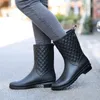 Mulheres tornozelo botas de chuva antiderrapante velo removível impermeável sapatos de água mulher deslizamento-em desenhos animados botas de chuva wellies 240102