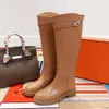 Bota de salto alto com borda curva e tan claro, couro de bezerro liso, puxador de dedos redondos, botas de equitação até o joelho, designers de luxo, marcas de calçados para mulheres, calçados de fábrica