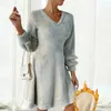 Robes décontractées Femmes Robe à col en V Confortable en peluche Col en V Hiver pour femmes avec ourlet en ligne à manches longues pour un confort de chaleur au genou longueur midi