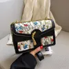 حقيبة اليد الجميلة للنساء الزهرة النمط الإثني نمط حقيبة مربعة 2024 سلسلة جديدة تقلبت حقيبة ظهر صغيرة