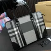 Sacos de laptop de luxo listrados Bolsas de grife de Braça de Designer da Braça de Designer Unissex Bolsas de Negócios Sacoche Bolsas de Varro -Destino 230715