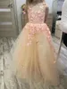 Robes de fille mignonnes 2024 Robe de filles de fleurs avec manches pour la fête de mariage en dentelle bouffée Bow princesse Boue de bal de balle de petites tenues d'anniversaire