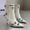 2024 yeni beyaz koyun derisi sivri yüksek topuklu botlar metal toka dekorasyon kadın ayakkabıları motosiklet püskül deri fermuar ayakkabıları lüks tasarımcı moda çıplak bot