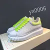 2024 Nya skor Kvinnor Sneakers Shoes Mens Classic White Unisex Fashion Couples Style Mens Luxurys Shoe Sneaker Fashion Platform Shoe YN200610