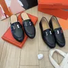 Designer Mules tofflor läder sandaler casual skor kvinnor loafers halv drag prins stad metall cowhide tofflare