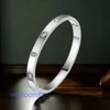 Luxury Bangle Designer Jewelry Man Bracelet Bracelet de haute qualité Titanium Steel de Titanium Female avec un sentiment de luxe et de niche Instagram avec une boîte d'origine