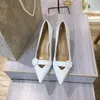 Luxe designer hoge hakken en formele damesschoenen Damesbanket- en trouwschoenen met echt lederen hak met metalen gesp en een hoogte van 8 cm