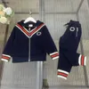 Luxuriöser Baby-Trainingsanzug mit bunten Streifen, Kinder-Designerkleidung, Größe 100–160, langärmeliger Kapuzenpullover mit Reißverschluss und Sporthose, 20. Dezember