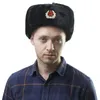 CAPS MÄNS VINTER SOVIETS BADGE Lei Feng Hats Russian Ushanka Hat Outdoor Warm Thicken Faux Rabbit pälsvindsäker snökappar