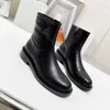 Tasarımcı, Popüler Stil Yards 35-41 için ayakkabı boyunca kusursuz ayrıntı işçiliğine sahip klasik botlar indie stilini önerir.