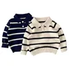 Корейская весна 2024, пуловеры для маленьких мальчиков, хлопковые вязаные полосатые рубашки-поло для маленьких мальчиков, универсальные свободные трикотажные изделия для маленьких мальчиков 240103