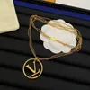 Guldfärg kvinnor designer halsband v brev hänge halsband dubbel lager fin kedja lyx varumärke smycken utan låda