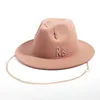 Sombrero Fedora con letras de diseño de lujo para mujer, decoración de cadena de Metal, gorras de iglesia para fiesta de Jazz 240102
