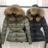 Stilvolle weiße Daunenjacke für Damen. Winter-Damenjacke. Mantel. Echtpelzkragen. Warmer modischer Parka mit Gürtel. Slim-Fit-Mantel für Damen. Große Taschen. Z6